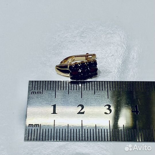 Золотые серьги с камнем