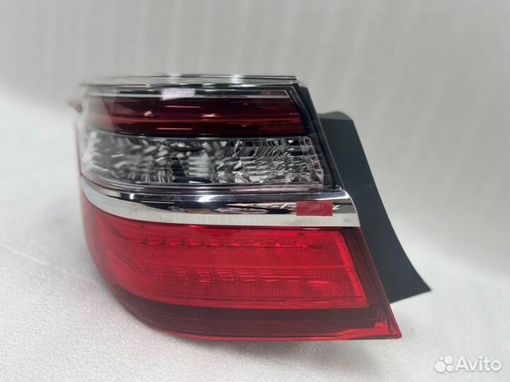Фонарь наружный задний левый Toyota Camry V55