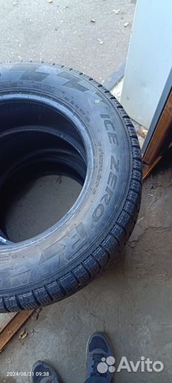 Pirelli Ice Zero FR SUV 215/65 R16 102T