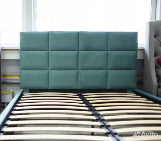 Белая кровать