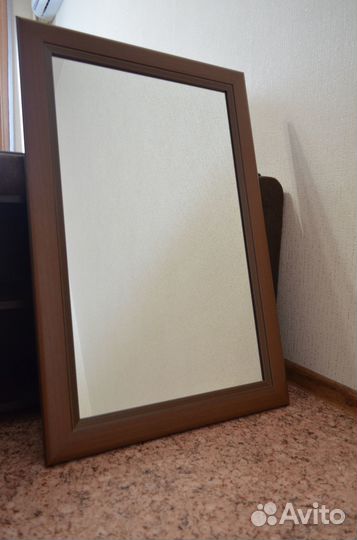 Зеркало в коричневой деревянной оправе
