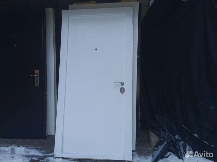 Дверь входная металлическая б/у от застройщика