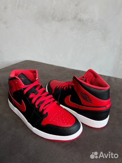 Кроссовки Air Jordan 1 Mid alternate bred