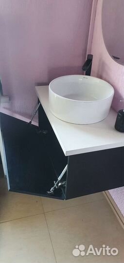 Тумба с накладной раковиной и смесителем