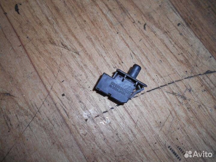 Выключатель концевой Mercedes Benz W210 E-Klasse