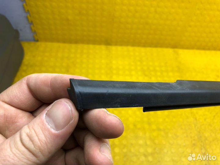 Уплотнитель опускного стекла передний правый Skoda