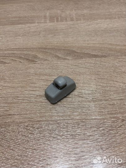 Крючок солнцезащитного козырька Фольксваген Тоуран