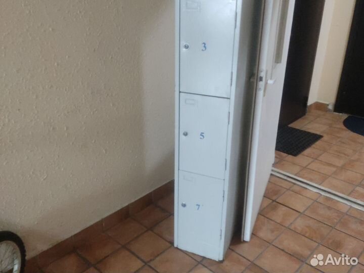Шкафчик металлический