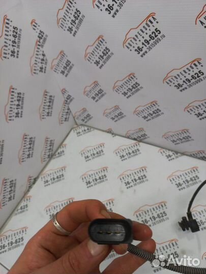 Датчик положения коленвала Volkswagen Golf V AXW