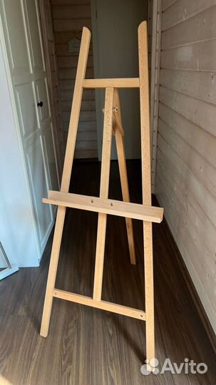 Мольберт с красивой фурнитурой в идеале