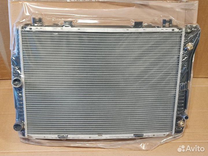 Радиатор охлаждения двигателя Mercedes Benz