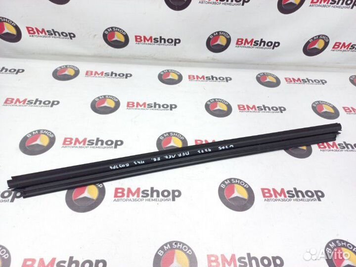 Уплотнитель стекла передний левый Mercedes Benz