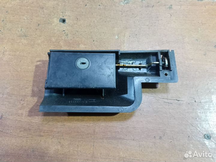 Замок бардачка audi 80/90 893857131G