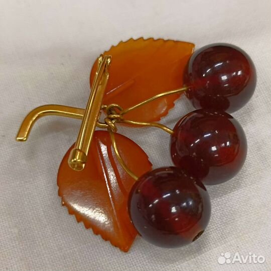 Брошь из натурального янтаря «Вишенки» (сзр)