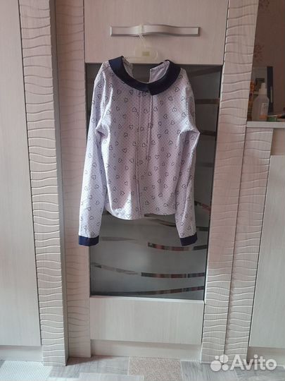 Продам школьную блузку