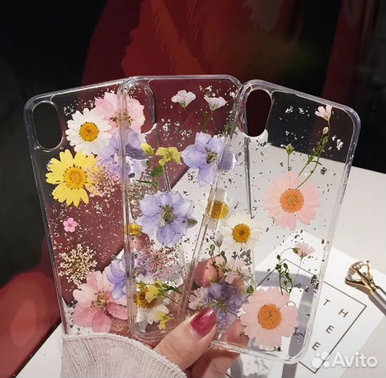 Чехол из серебристой фольги с сушенными цветами