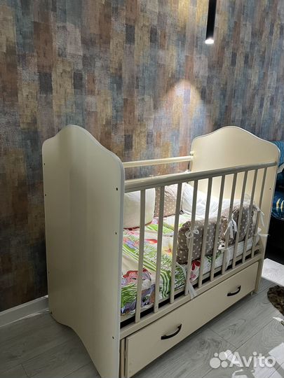 Кроватка детская с маятником