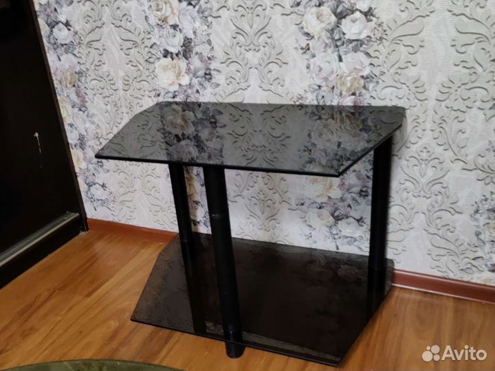 Стеклянный столик для тв