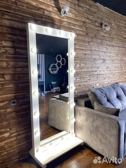 Гримерное зеркало с лампочками