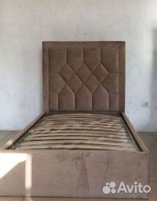 Кровать с молдингом