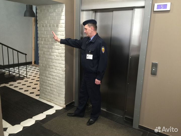 Сотрудник охраны в жилой дом