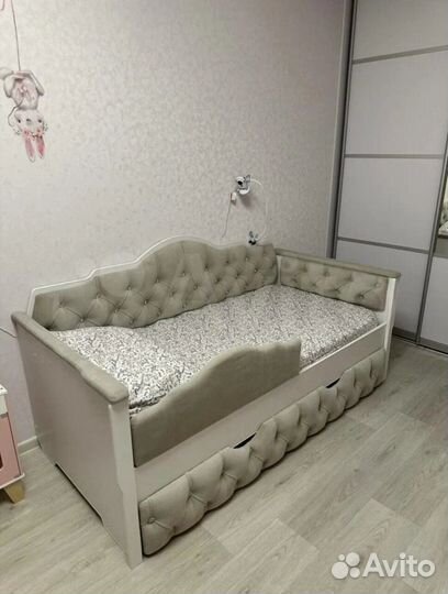 Детская кроватка с ящиками в каретной стяжке Feya