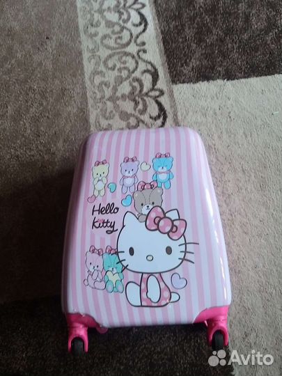 Детский чемодан на колесиках