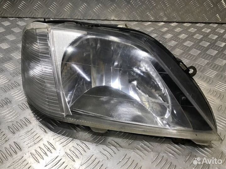 Фара передняя правая Renault Logan