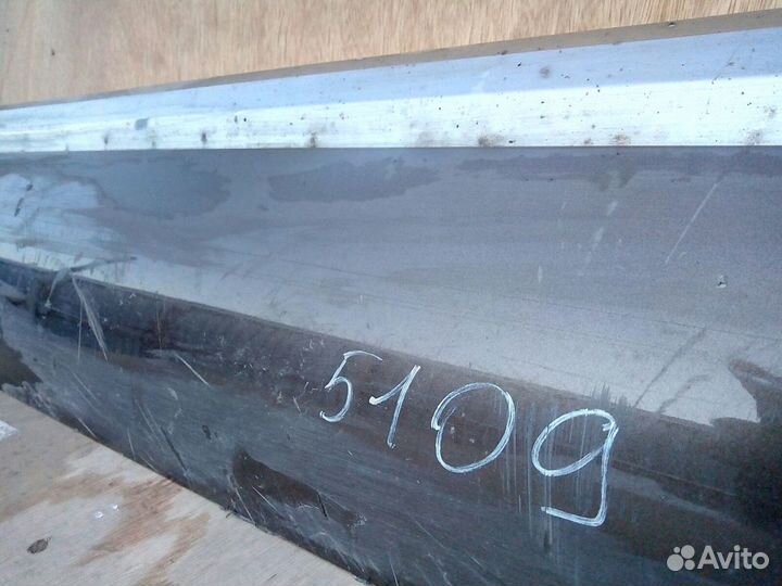 VW Touareg с 2010г. - Накладка передняя правая Б/У