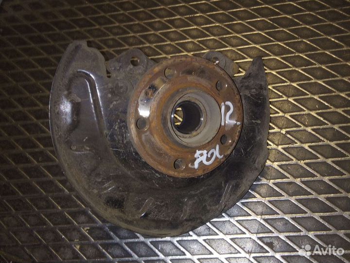 Поворотный кулак правый.skoda rapid