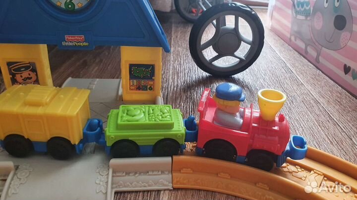 Слон Hasbro и железная дорога Fisher-Price