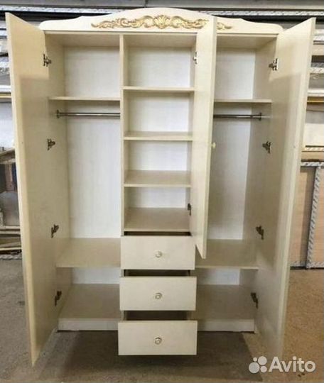 Шкаф детский трехстворчатый