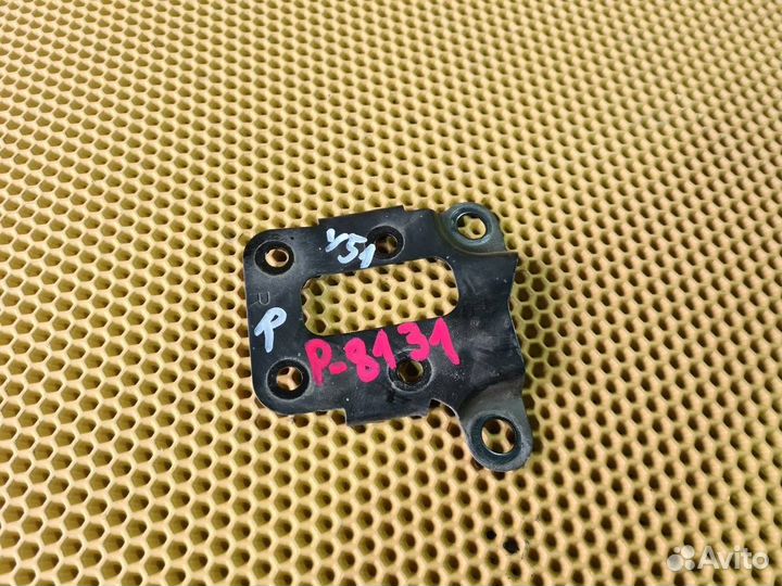 Кронштейн замка капота передний правый Infiniti