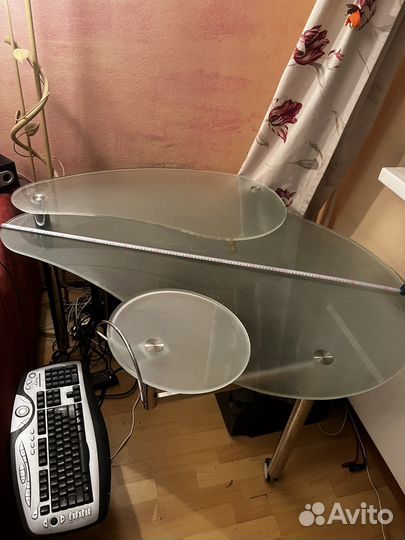 Стол стеклянный на колесиках