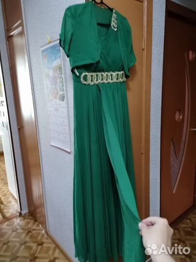 Платье цвета изумруд)