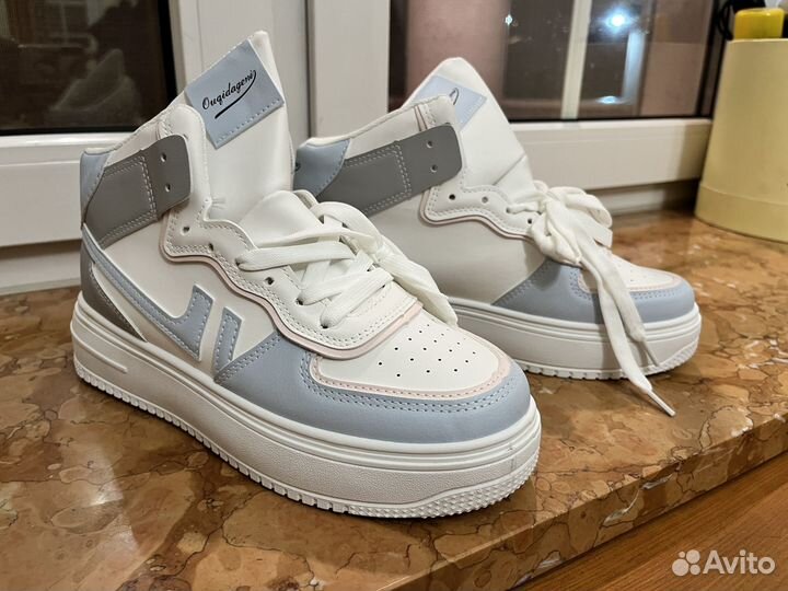 Кроссовки женские