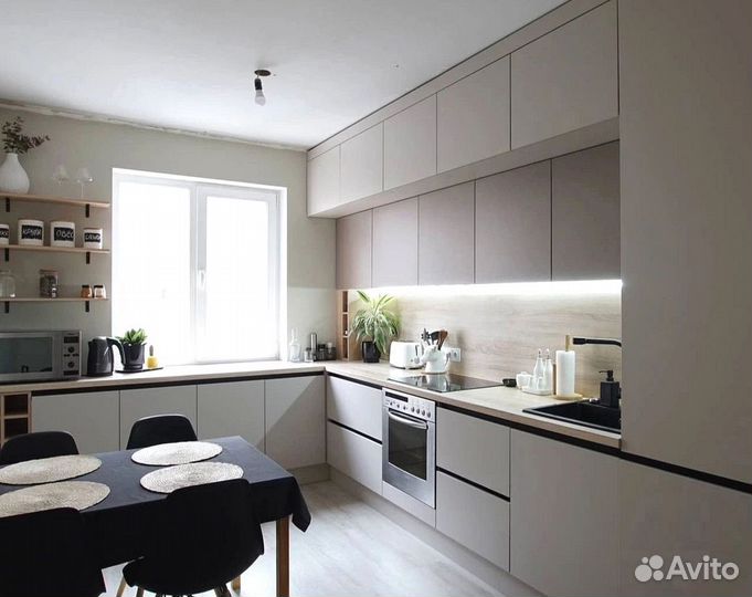 Угловая кухня в дом