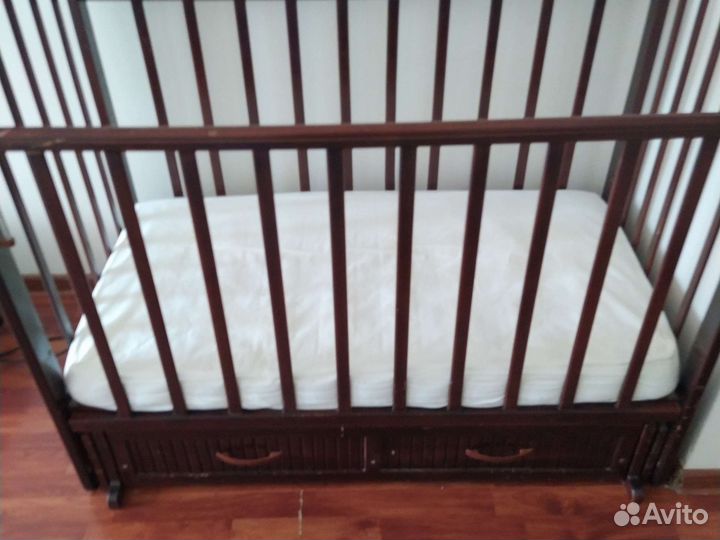 Детская кроватка с маятником