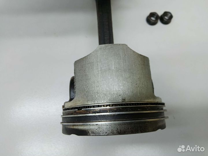 Поршень с шатуном Mazda 323 BA 1998 г.в