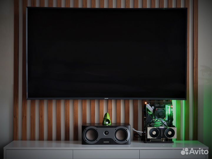 Открытый корпус для компьютера формата ATX