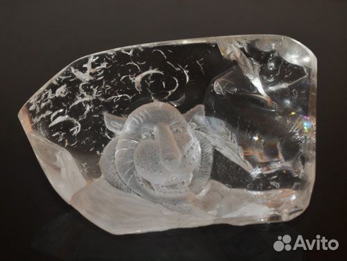 Тигр из радужного горного хрусталя на подставке