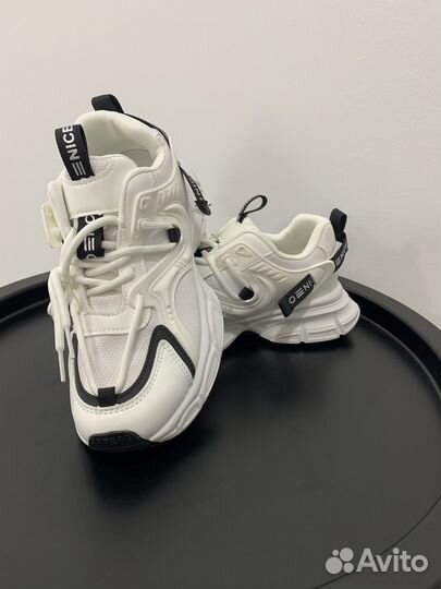 Кроссовки женские новые