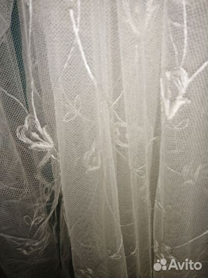 Красивый белый тюль в мелкую сетку с цветами