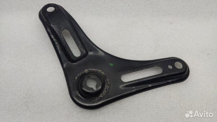 Кронштейн подрамника задний правый Hyundai Sonata