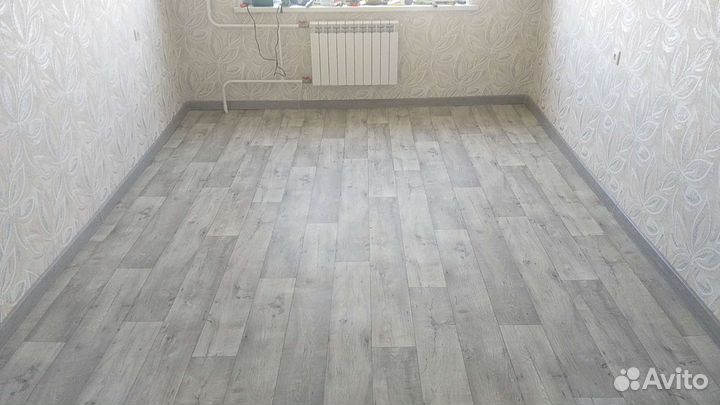 Укладка линолеума или ламината