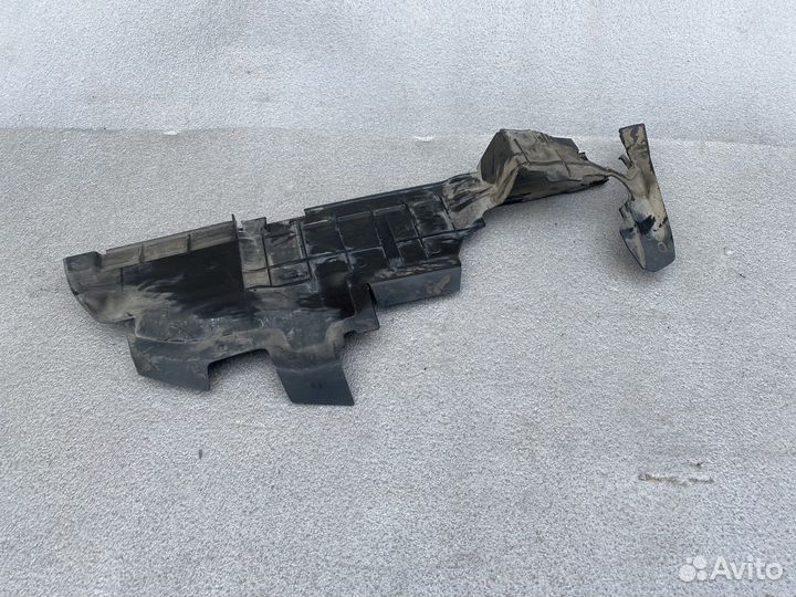 Воздуховод радиатора Audi A8 D3 левый