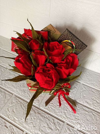 Конфетный букет в кашпо-конверте, кружке, бокале