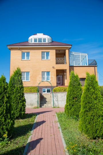 Коттедж 325 м² на участке 63 сот.