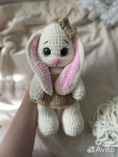 Плюшевая вязаная зайка