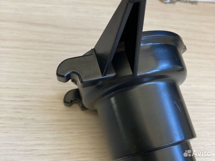 Крепление шланг Кирби к корпусу